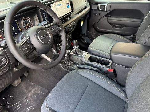 New 2025 Jeep Gladiator Willys image 9