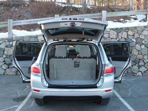 Used 2011 Toyota Highlander Hybrid w/ Cold Weather Pkg image 10