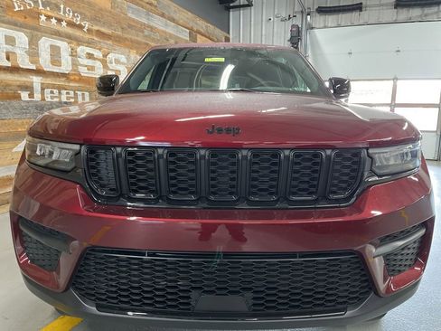 New 2025 Jeep Grand Cherokee Altitude image 9