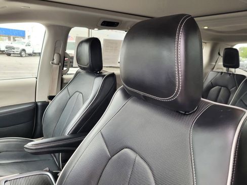 Used 2024 Chrysler Pacifica Limited FWD image 17