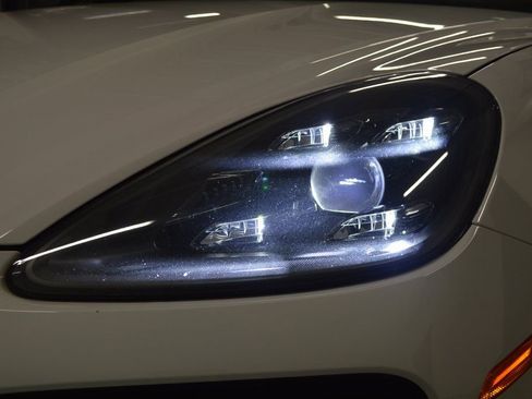 Certified 2023 Porsche Cayenne Platinum Edition image 11