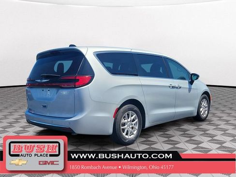 Used 2024 Chrysler Pacifica Touring-L FWD image 4
