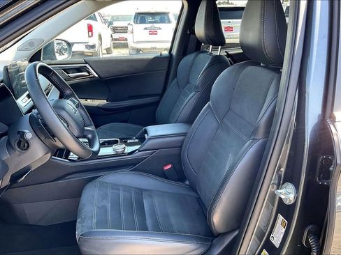 Used 2025 Mitsubishi Outlander SE image 18