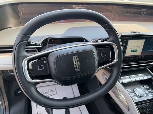 Used 2025 Lincoln Nautilus Premier image 19
