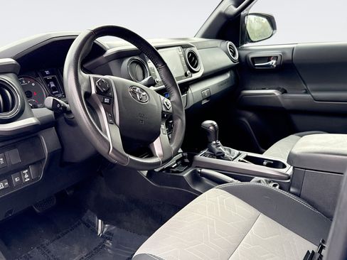 Used 2022 Toyota Tacoma TRD Off-Road image 10