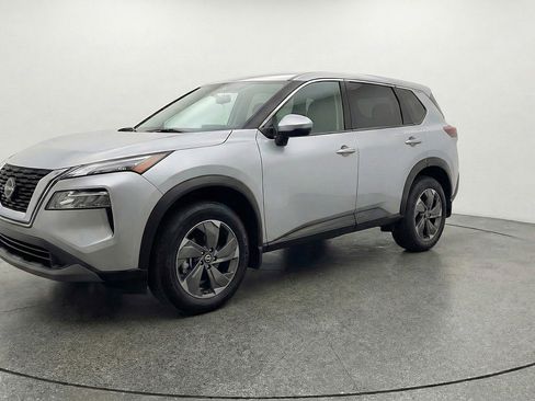 Used 2025 Nissan Rogue SV image 3