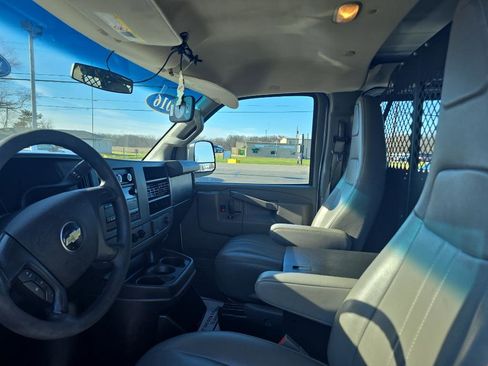 Used 2016 Chevrolet Express 2500 image 19