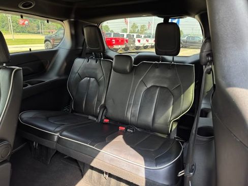Used 2025 Chrysler Pacifica Limited FWD image 14