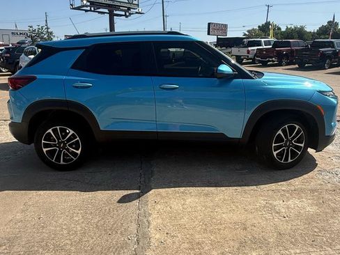 Used 2025 Chevrolet TrailBlazer LT w/ Convenience Package FWD image 4