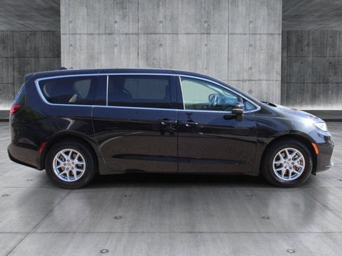 Used 2023 Chrysler Pacifica Touring-L FWD image 6