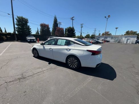 Used 2025 Nissan Altima 2.5 SV FWD image 9