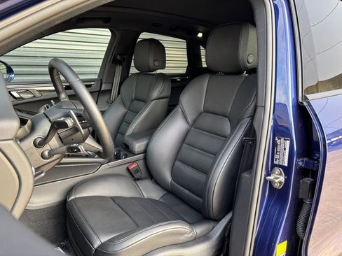 Certified 2025 Porsche Macan image 5
