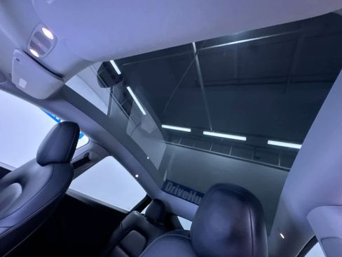 Used 2022 Tesla Model Y Long Range image 43