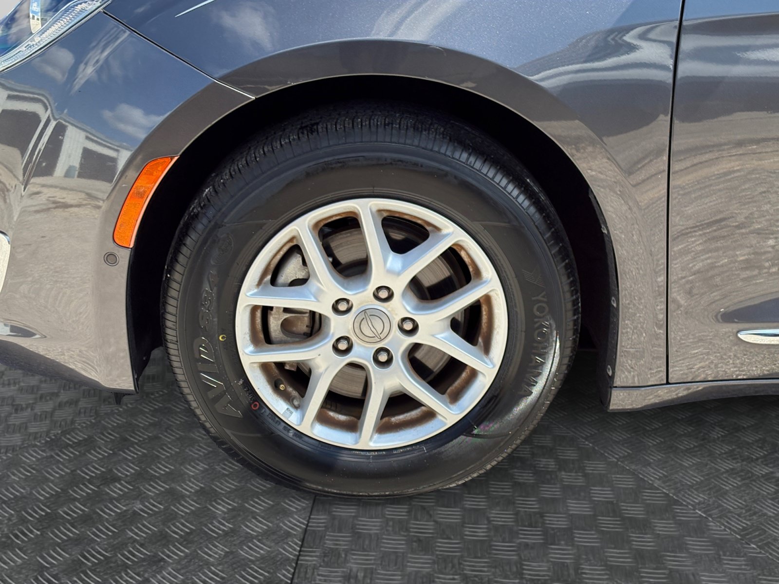 Used 2020 Chrysler Pacifica Touring-L w/ Advanced Safetytec Group FWD image 9