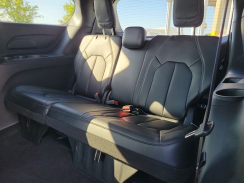Used 2026 Chrysler Pacifica Select FWD image 9