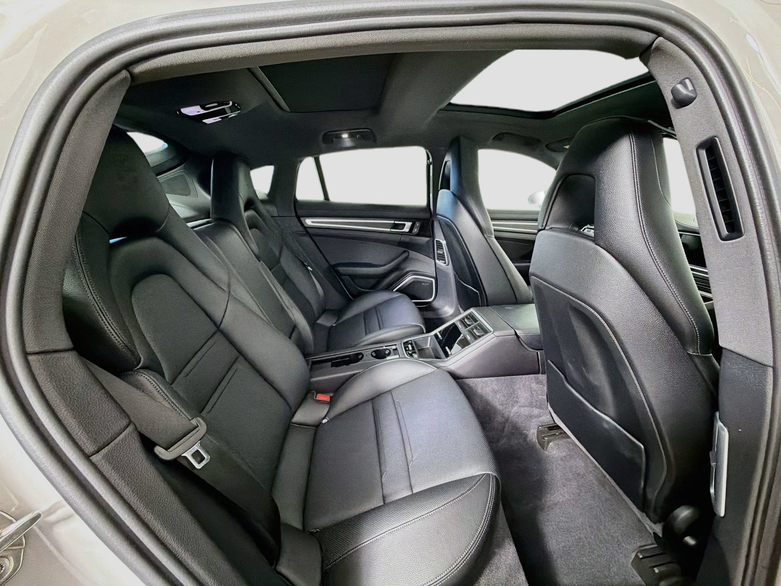 Used 2023 Porsche Panamera Platinum Edition RWD image 31