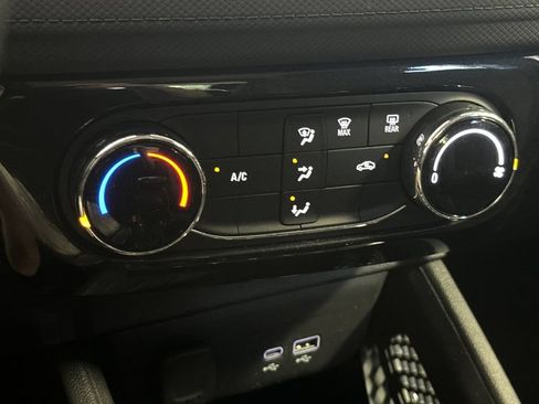 Used 2025 Chevrolet TrailBlazer LT AWD/4WD image 21