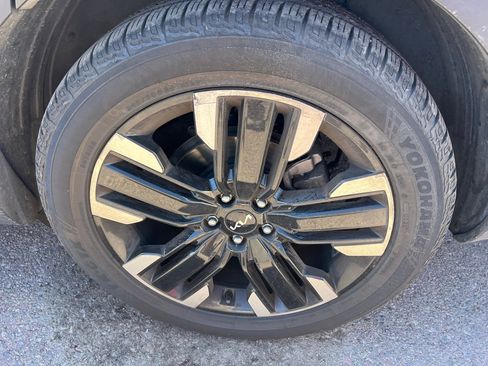 Used 2024 Kia Telluride SX Prestige w/ Towing Package image 8