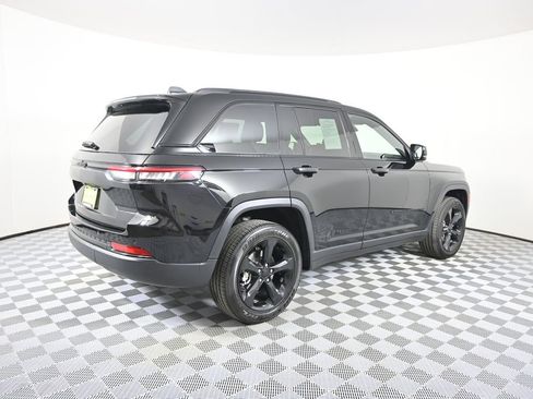 Used 2023 Jeep Grand Cherokee Altitude AWD/4WD image 6