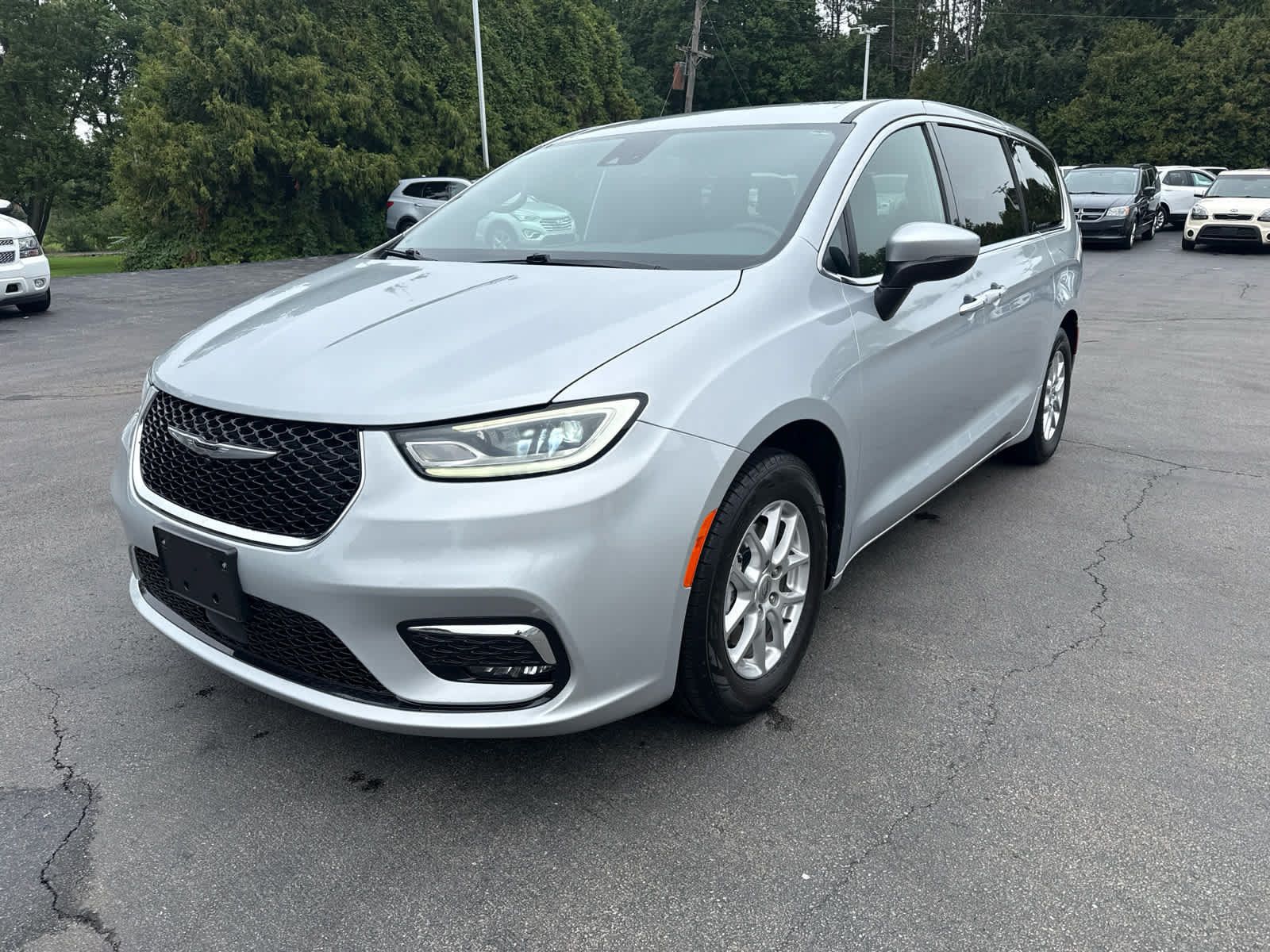 Used 2023 Chrysler Pacifica Touring FWD image 7