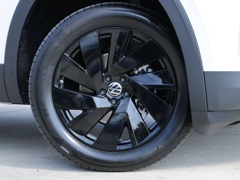 Certified 2026 Volkswagen Atlas SE FWD image 2