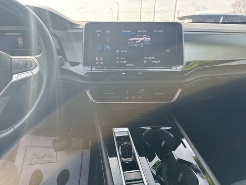 Used 2025 Volkswagen Atlas Cross Sport SE image 19