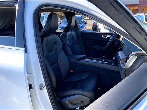Used 2022 Volvo XC60 B5 Momentum w/ Climate Package image 7