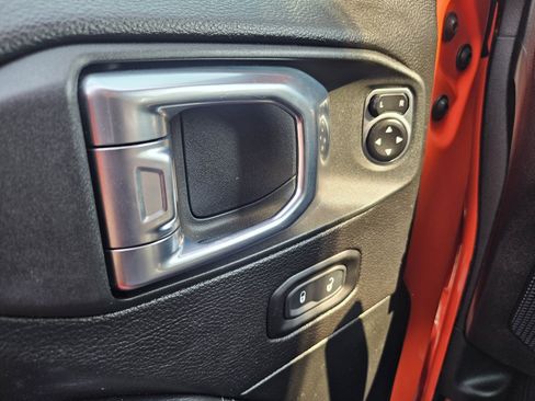Used 2019 Jeep Wrangler Unlimited Sahara w/ Uconnect 4C Nav & Sound Group AWD/4WD image 15