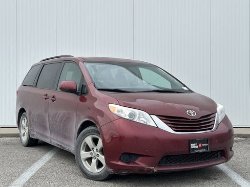 Used 2015 Toyota Sienna LE image 6