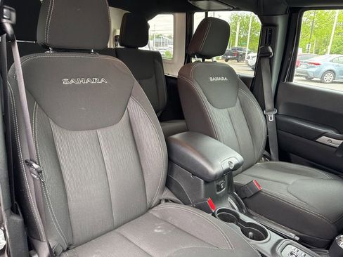 Used 2017 Jeep Wrangler Unlimited Sahara w/ Connectivity Group AWD/4WD image 23