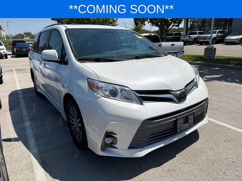 Used 2018 Toyota Sienna XLE w/ Carpet Mat Package FWD image 3