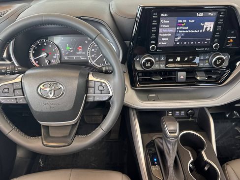Used 2022 Toyota Highlander XLE AWD/4WD image 17
