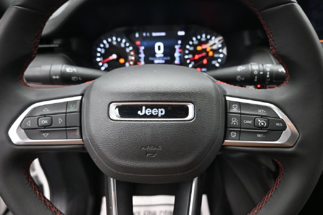 Used 2025 Jeep Compass Trailhawk AWD/4WD image 14