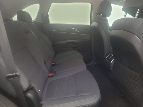 Used 2017 Kia Sorento LX image 19