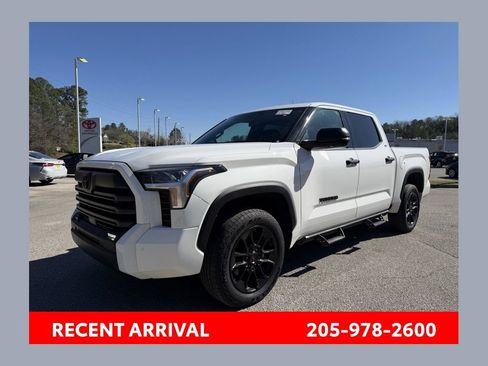 Used 2022 Toyota Tundra SR5 w/ SR5 Convenience Package image 1