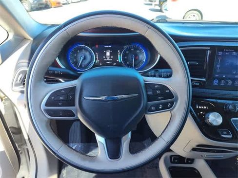 Used 2017 Chrysler Pacifica Limited image 21