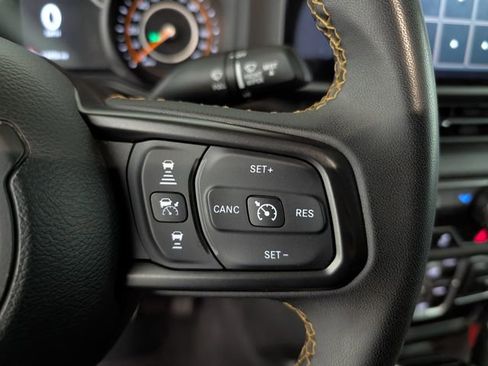 Used 2025 Jeep Gladiator Sport AWD/4WD image 16