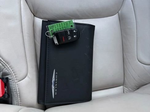 Used 2018 Chrysler 300 Touring L image 33