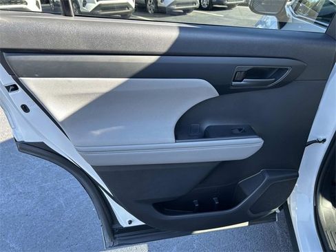 Used 2023 Toyota Highlander L image 19