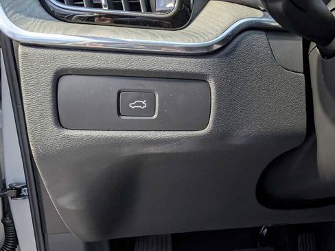 Used 2025 Volvo XC60 B5 Plus image 15