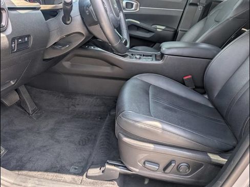 Used 2022 Kia Sorento S w/ Panoramic Sunroof Package AWD/4WD image 9