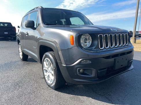Used 2018 Jeep Renegade Latitude w/ UConnect 8.4 Nav Group image 2