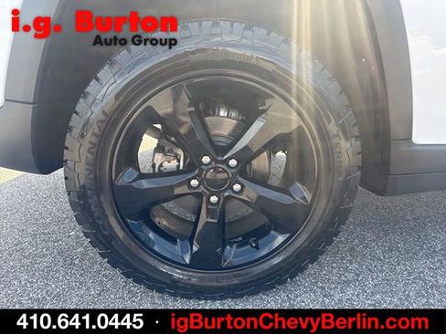 Used 2024 Jeep Grand Cherokee Altitude AWD/4WD image 7