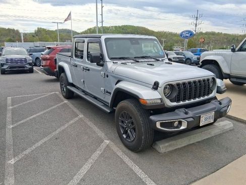 Used 2024 Jeep Gladiator Sport image 3