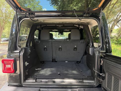Used 2025 Jeep Wrangler Unlimited Sahara AWD/4WD image 29
