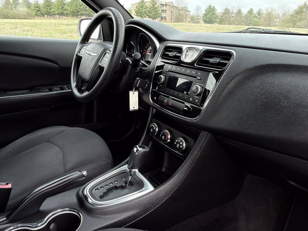 Used 2014 Chrysler 200 LX FWD image 22