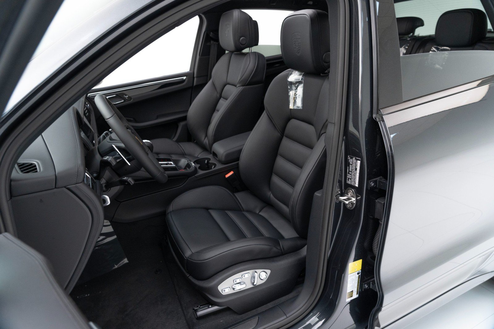 Certified 2025 Porsche Macan Turbo AWD/4WD image 5