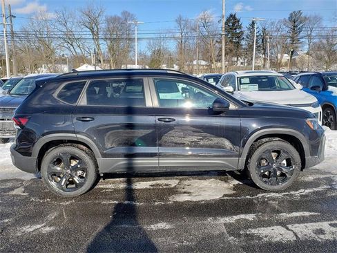 New 2026 Volkswagen Taos SE image 2