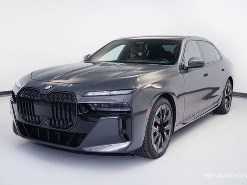 Used 2024 BMW 760i xDrive w/ Executive Package image 2