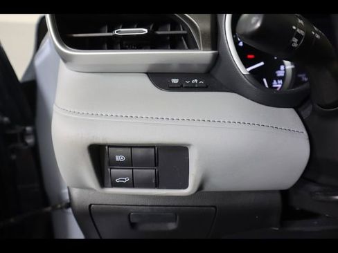 Used 2021 Toyota Highlander XLE image 19